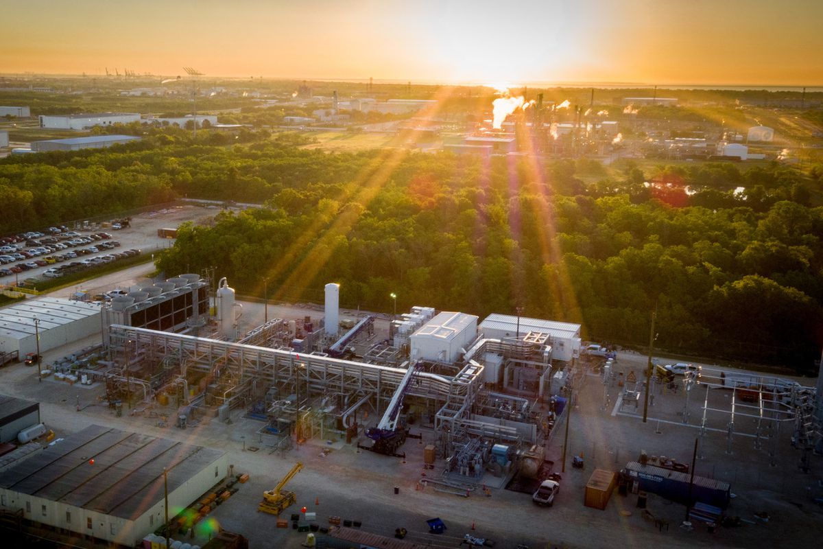 Vue aérienne de l’installation industrielle NET Power à La Porte au soleil couchant.